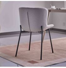 Juego de 4 Sillas con Estructura de Madera Tapizadas en Color Gris Claro y Patas Acabado Negro - Medidas 50x54x81 cm